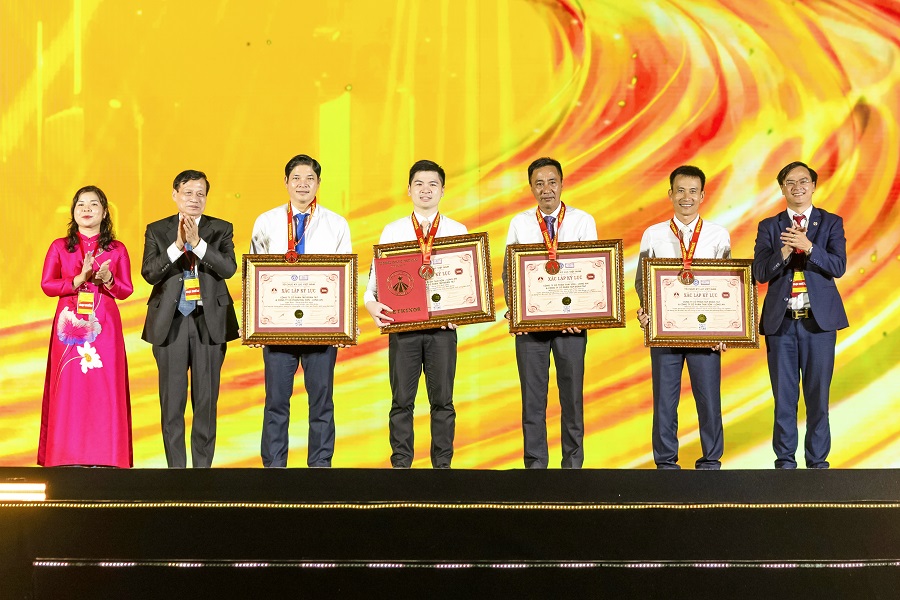 Kỷ lục được trao cho 2 hạng mục đặc biệt của Thành phố Thiên niên kỷ T&T City Millennia, bao gồm: Tuyến phố đi bộ Millennia Journey và Dòng sông Ánh sáng