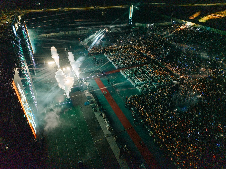 Hiệu ứng được ekip thực hiện thay đổi liên tục khiến cảm xúc của hàng chục ngàn khán giả có mặt được đẩy lên cao trào. Hiệu ứng được ekip thực hiện thay đổi liên tục khiến cảm xúc của hàng chục ngàn khán giả có mặt được đẩy lên cao trào.