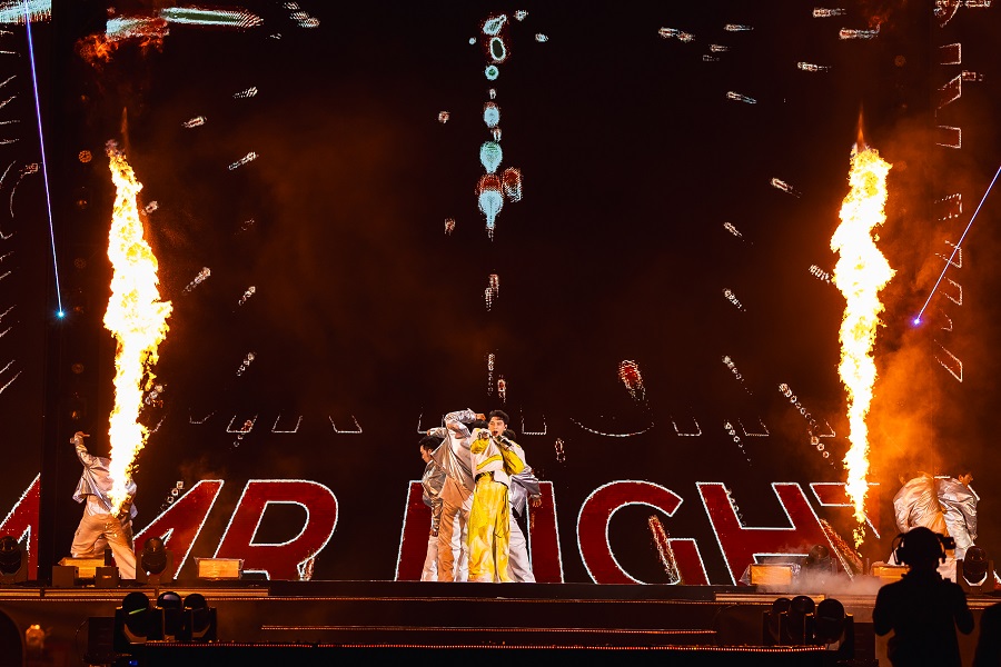 Sân khấu sự kiện thực sự bùng nổ với một loạt hit đình đám. Các ngôi sao hàng đầu như Chi Pu, Isaac, Erik, Quân A.P, DJ Mie… cuốn khán giả vào không gian âm nhạc cuồng nhiệt và đầy cảm xúc. Sân khấu sự kiện thực sự bùng nổ với một loạt hit đình đám. Các ngôi sao hàng đầu như Chi Pu, Isaac, Erik, Quân A.P, DJ Mie… cuốn khán giả vào không gian âm nhạc cuồng nhiệt và đầy cảm xúc.