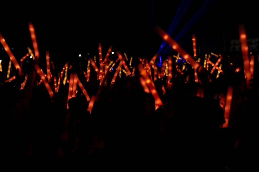 Chương trình kéo dài đến khi đồng hồ chuẩn bị bước sang ngày mới, nhưng sức nóng vẫn không hề giảm, khi khán đài vẫn rực sáng bởi hàng vạn lightstick. Chương trình kéo dài đến khi đồng hồ chuẩn bị bước sang ngày mới, nhưng sức nóng vẫn không hề giảm, khi khán đài vẫn rực sáng bởi hàng vạn lightstick.