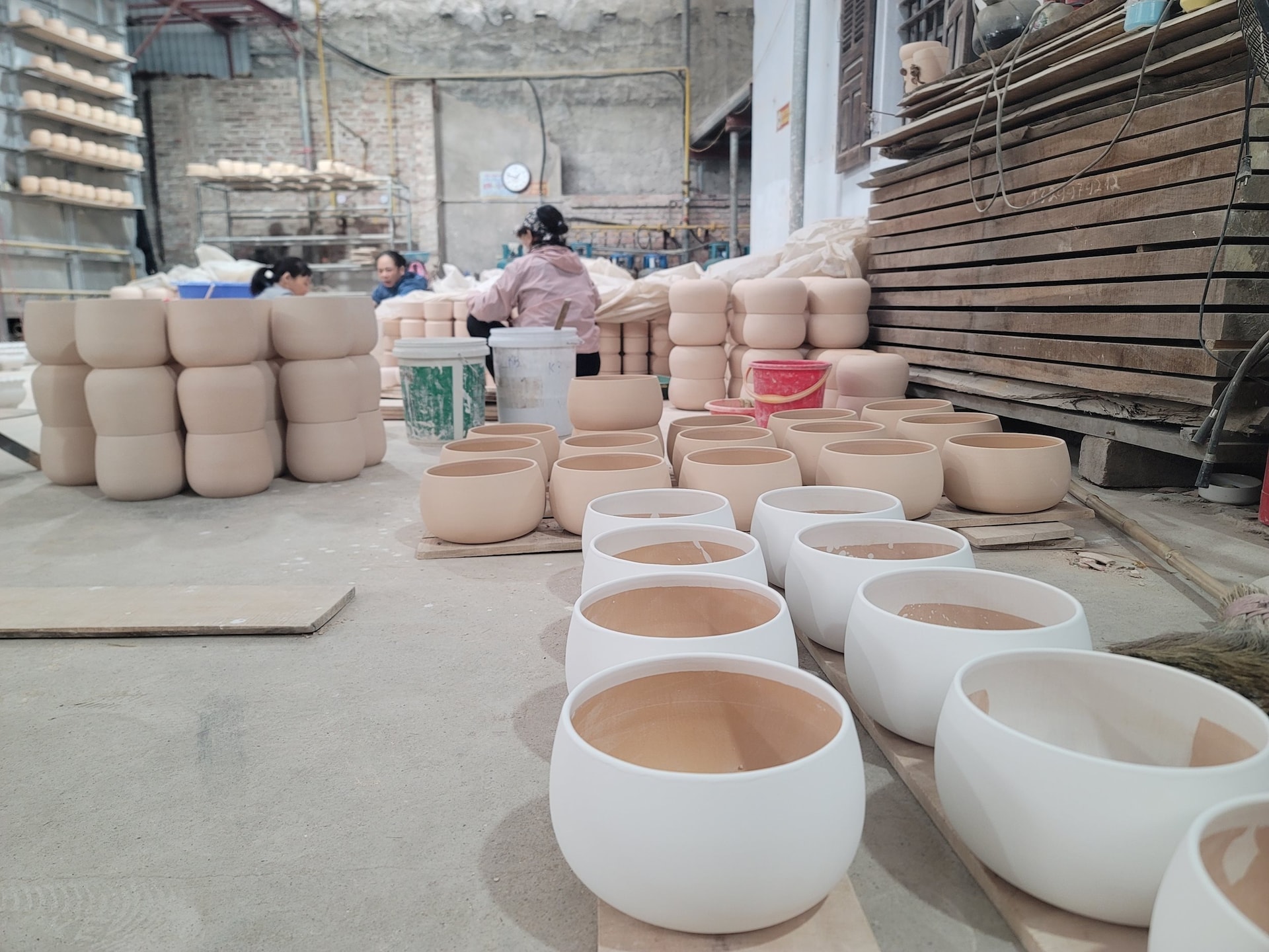 Bị động về nguồn nguyên liệu đang là thách thức đối với các làng nghề tại Hà Nội. Ảnh: Nguyễn Lương.