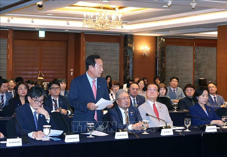 Chủ tịch huyện Bonghwa (Hàn Quốc) Park Hyun Guk phát biểu tại buổi gặp mặt - Ảnh: TTXVN