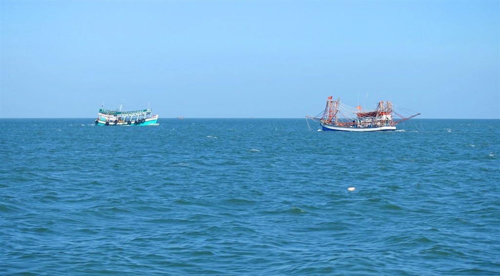 Theo dõi chặt chẽ diễn biến của bão, thông báo các chủ tàu, thuyền trưởng biết để có kế hoạch sản xuất phù hợp, đảm bảo an toàn cho người và phương tiện. Theo dõi chặt chẽ diễn biến của bão, thông báo các chủ tàu, thuyền trưởng biết để có kế hoạch sản xuất phù hợp, đảm bảo an toàn cho người và phương tiện.