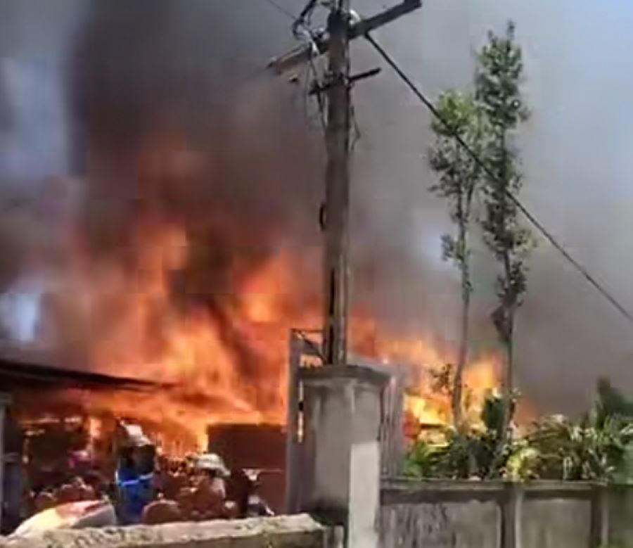 Ngọn lửa bùng phát dữ dội.