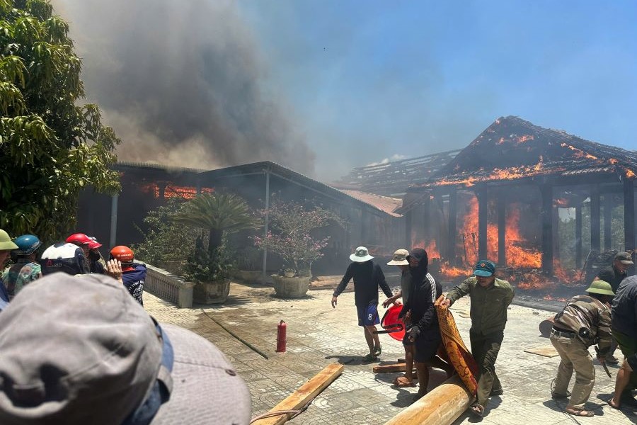 Hà Tĩnh: Hỏa hoạn thiêu rụi 3 ngôi nhà gỗ, thiệt hại ước tính 7 tỷ đồng