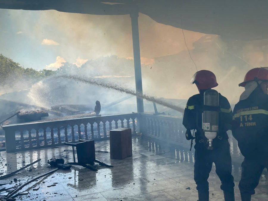 Lực lượng chức năng cùng người dân địa phương tổ chức chữa cháy.