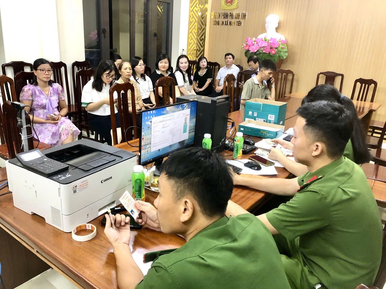 Công an Ninh Bình tăng tốc cấp thẻ Đảng viên gắn chip điện tử Công an Ninh Bình tăng tốc cấp thẻ Đảng viên gắn chip điện tử