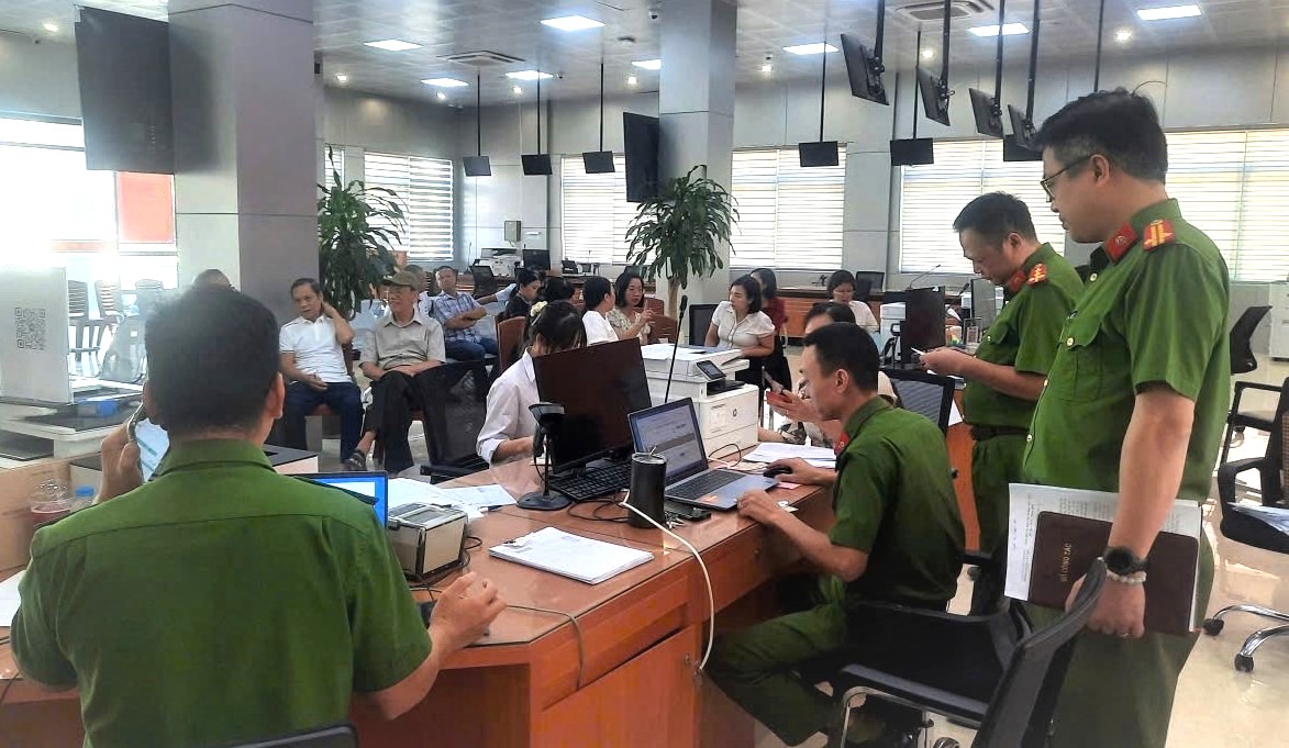 Công an Ninh Bình tăng tốc cấp thẻ Đảng viên gắn chip điện tử