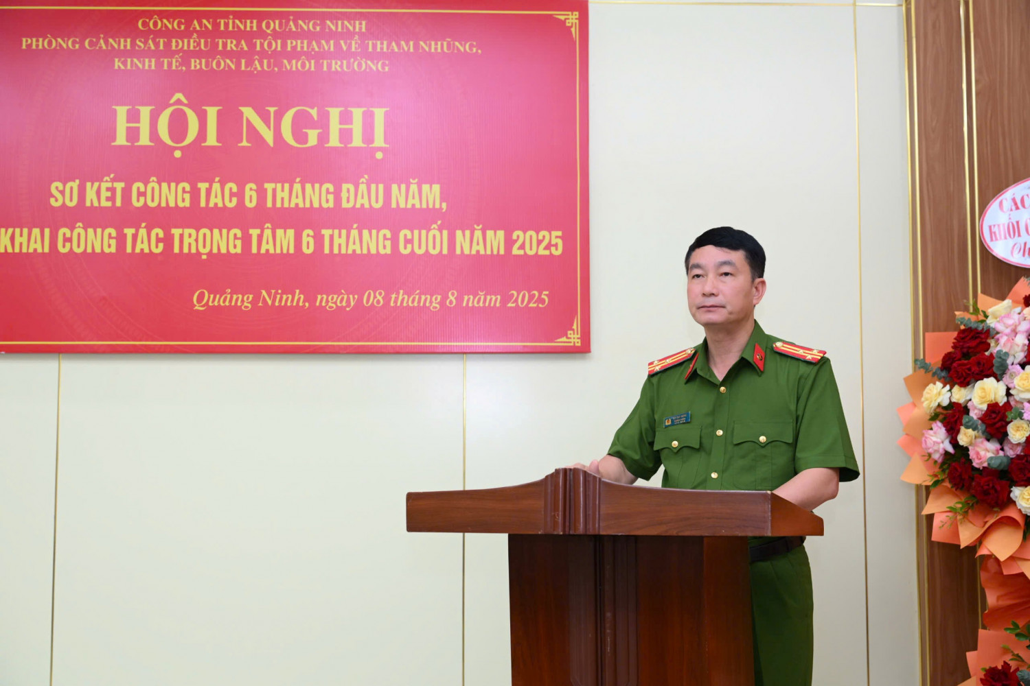 Thượng tá Bùi Duy Hưng - Ủy viên Ban Chấp hành Đảng ủy Công an tỉnh Quảng Ninh, Trưởng Phòng Cảnh sát kinh tế phát biểu chỉ đạo hội nghị. Thượng tá Bùi Duy Hưng - Ủy viên Ban Chấp hành Đảng ủy Công an tỉnh Quảng Ninh, Trưởng Phòng Cảnh sát kinh tế phát biểu chỉ đạo hội nghị.
