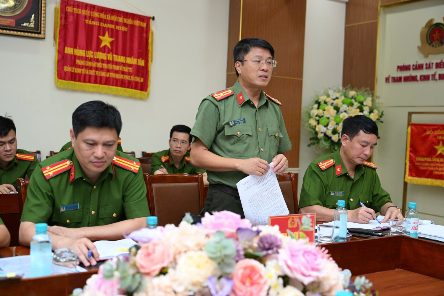 Thượng tá Vũ Đình Khải – Phó Trưởng phòng Tham mưu phát biểu tại Hội nghị. Thượng tá Vũ Đình Khải – Phó Trưởng phòng Tham mưu phát biểu tại Hội nghị.