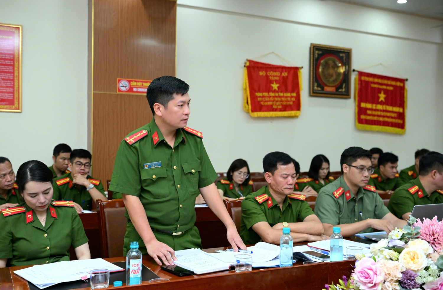 Đại biểu tham gia thảo luận trực tiếp tại hội nghị Đại biểu tham gia thảo luận trực tiếp tại hội nghị