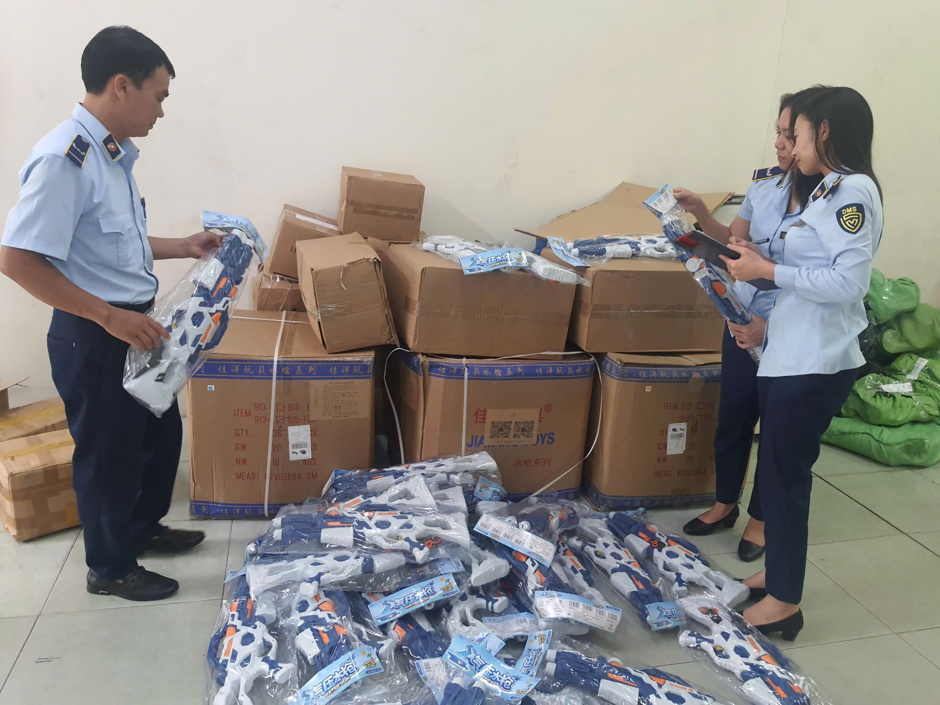 Lực lượng QLTT phát hiện nhiều sản phẩm vi phạm tại cơ sở kinh doanh Lực lượng QLTT phát hiện nhiều sản phẩm vi phạm tại cơ sở kinh doanh