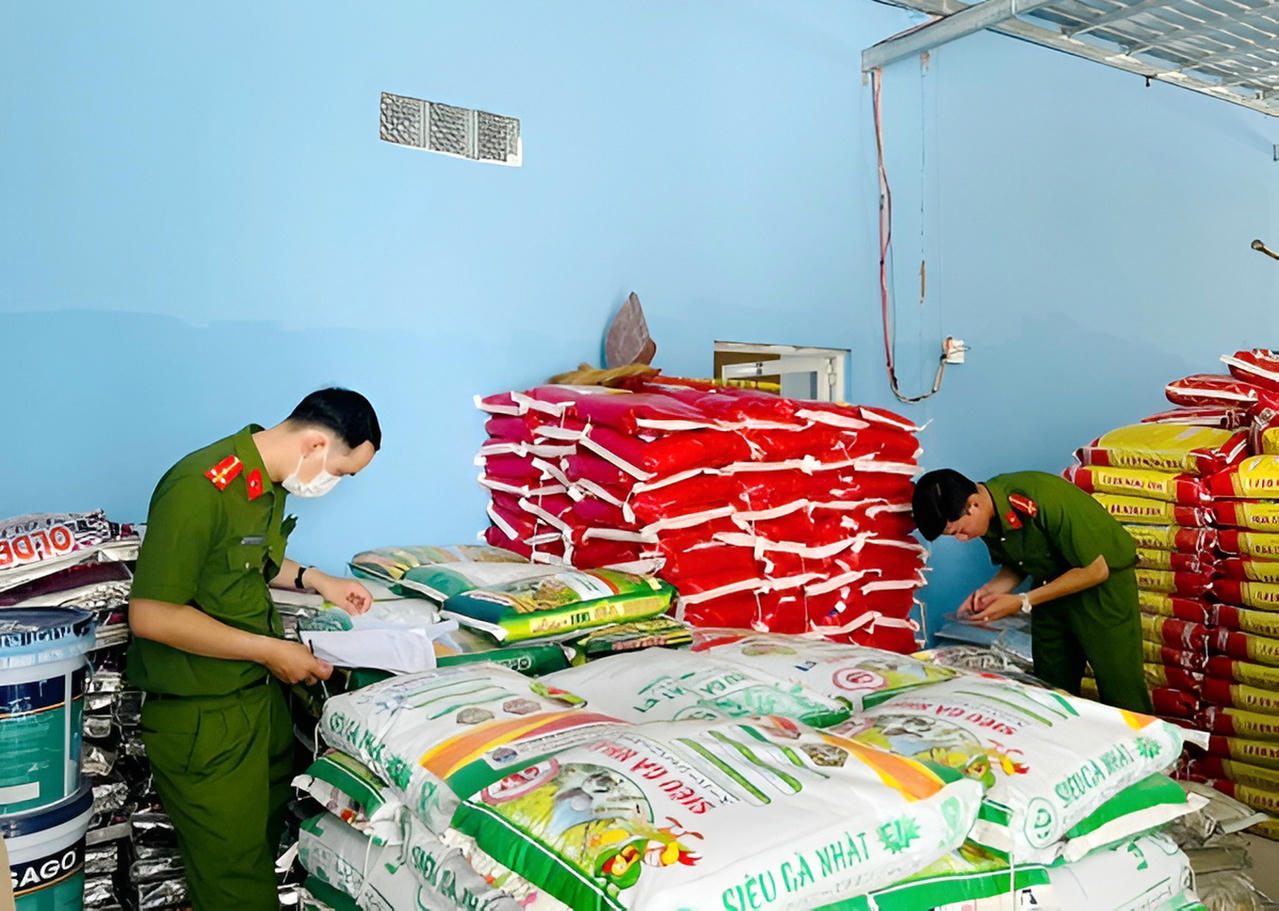 Lực lượng chức năng phát hiện các sản phẩm sử dụng trong nông nghiệp không rõ nguồn gốc ở Cà Mau. Lực lượng chức năng phát hiện các sản phẩm sử dụng trong nông nghiệp không rõ nguồn gốc ở Cà Mau.