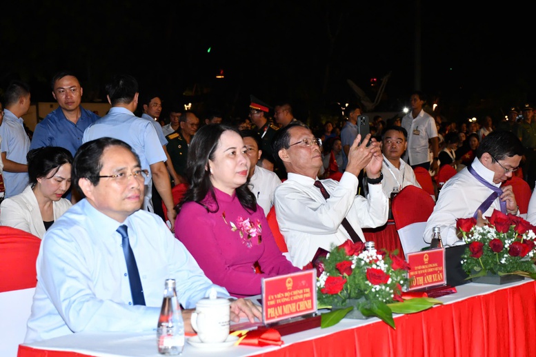 Thủ tướng Chính phủ Phạm Minh Chính tham dự Chương trình “Dưới cờ vinh quang” tại điểm cầu TP Huế Thủ tướng Chính phủ Phạm Minh Chính tham dự Chương trình “Dưới cờ vinh quang” tại điểm cầu TP Huế