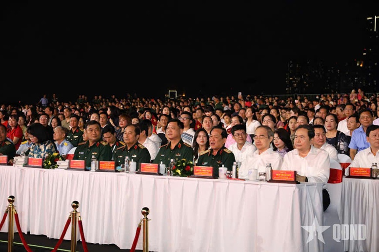 Chủ tịch Quốc hội Trần Thanh Mẫn cùng các đại biểu dự ở điểm cầu TP Hồ Chí Minh - Ảnh: QĐND Chủ tịch Quốc hội Trần Thanh Mẫn cùng các đại biểu dự ở điểm cầu TP Hồ Chí Minh - Ảnh: QĐND