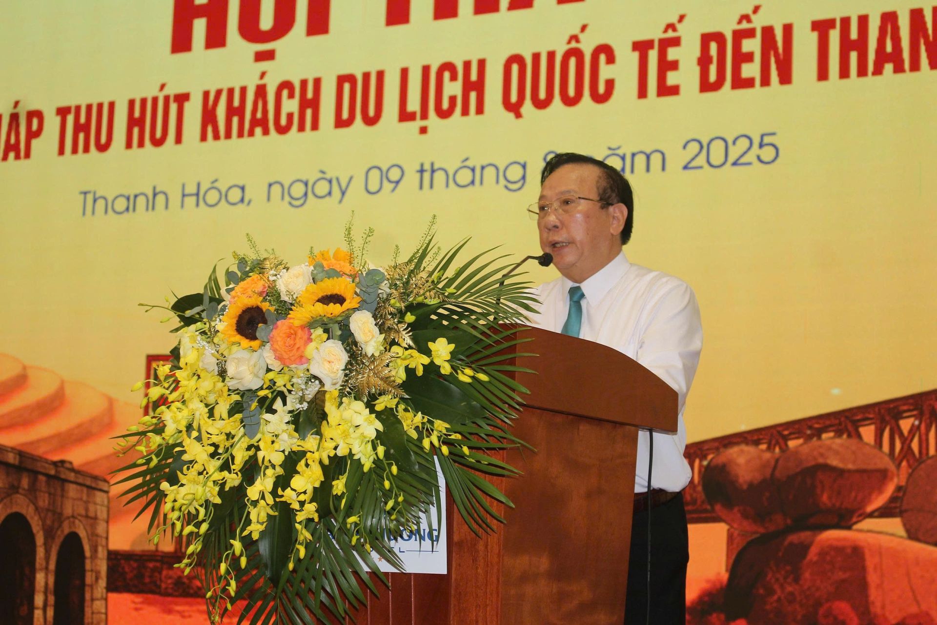 T.S Lê Xuân Thảo, Chủ tịch Hiệp hội du lịch Thành Hoá phát biểu tại Hội Thảo T.S Lê Xuân Thảo, Chủ tịch Hiệp hội du lịch Thành Hoá phát biểu tại Hội Thảo