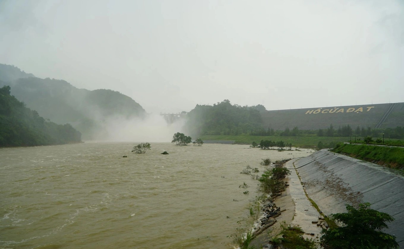 Hồ Cửa Đạt xả lũ Hồ Cửa Đạt xả lũ