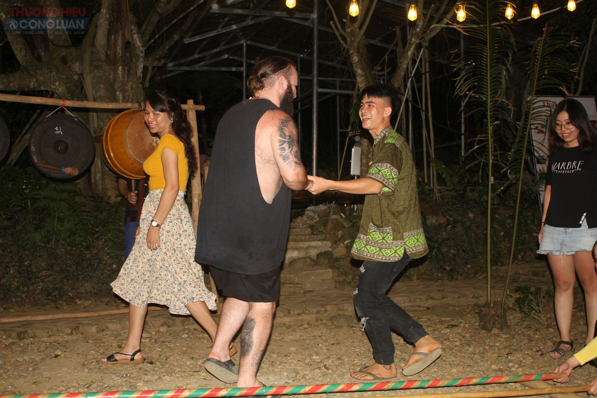 Du khách quốc tế hào hứng tham gia hoạt động sinh sinh hoạt cộng đồng tại Pù Luông