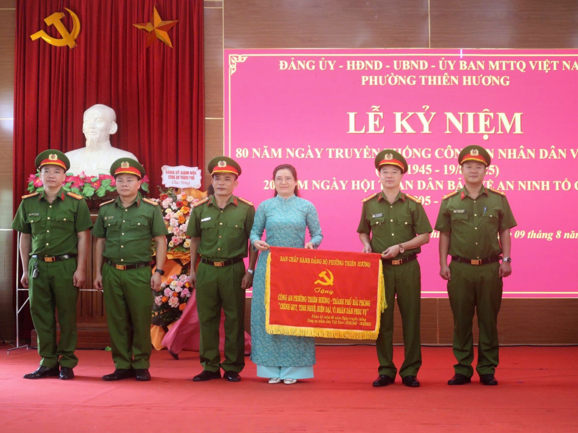 Ban Chấp hành Đảng bộ phường Thiên Hương trao tặng Công an phường Thiên Hương bức trướng mang dòng chữ: Công an phường Thiên Hương - Thành phố Hải Phòng “Chính quy, tinh nhuệ, hiện đại, vì Nhân dân phục vụ”. Ban Chấp hành Đảng bộ phường Thiên Hương trao tặng Công an phường Thiên Hương bức trướng mang dòng chữ: Công an phường Thiên Hương - Thành phố Hải Phòng “Chính quy, tinh nhuệ, hiện đại, vì Nhân dân phục vụ”.