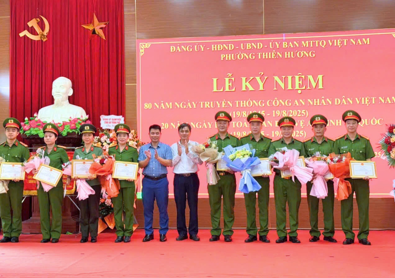 Các tập thể và cá nhân có thành tích xuất sắc trong phong trào Toàn dân bảo vệ ANTQ năm 2025 được nhận Giấy khen của Chủ tịch UBND phường. Các tập thể và cá nhân có thành tích xuất sắc trong phong trào Toàn dân bảo vệ ANTQ năm 2025 được nhận Giấy khen của Chủ tịch UBND phường.