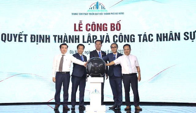 Ban Giám đốc Trung tâm Phát triển quỹ đất thành phố làm lễ bấm nút công bố thành lập.