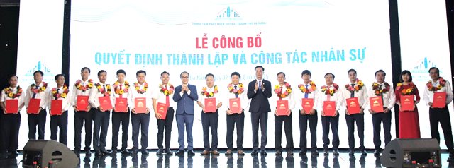 Công bố công tác nhân sự bổ nhiệm trưởng, phó phòng và các chi nhánh trực thuộc Trung tâm Phát triển quỹ đất TP Đà Nẵng