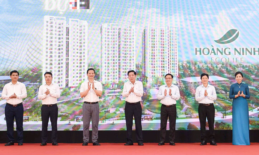 Các đồng chí lãnh đạo tỉnh phát lệnh khởi công dự án.