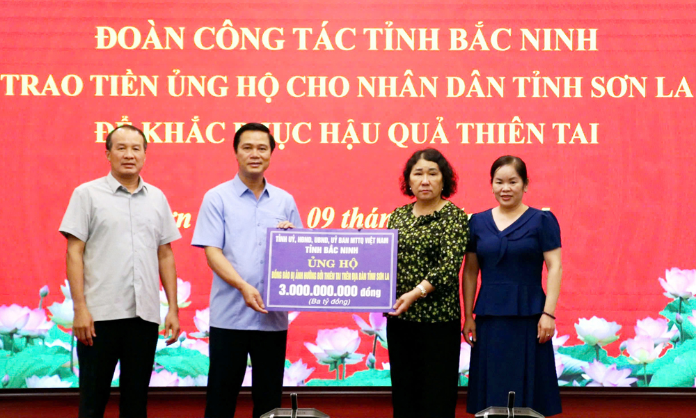 Đồng chí Lê Xuân Lợi trao 3 tỷ đồng ủng hộ đồng bào Sơn La bị ảnh hưởng bởi thiên tai.