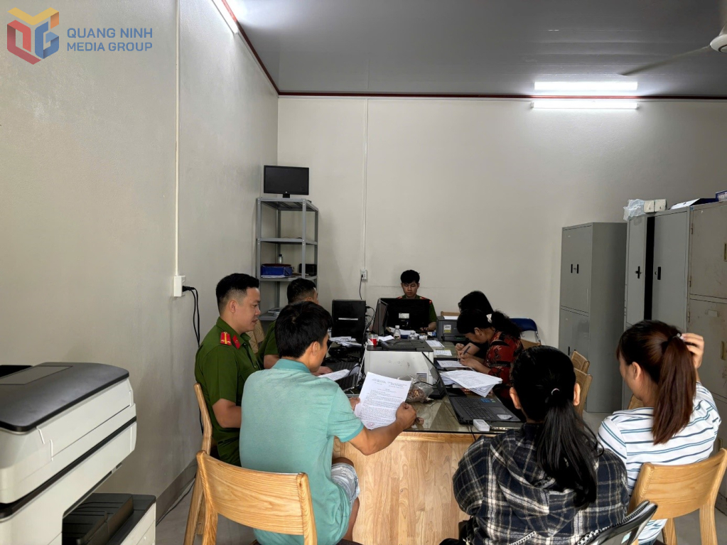 Cơ quan Công an tiếp nhận trình báo của 1 số công dân bị Lê Thành Đạt lừa đảo chiếm đoạt tài sản. Sau khi Đạt bị bắt, 1 số công dân bị Lê Thành Đạt lừa đảo chiếm đoạt tài sản đã tới cơ quan Công an trình báo. Cơ quan Công an tiếp nhận trình báo của 1 số công dân bị Lê Thành Đạt lừa đảo chiếm đoạt tài sản. Sau khi Đạt bị bắt, 1 số công dân bị Lê Thành Đạt lừa đảo chiếm đoạt tài sản đã tới cơ quan Công an trình báo.