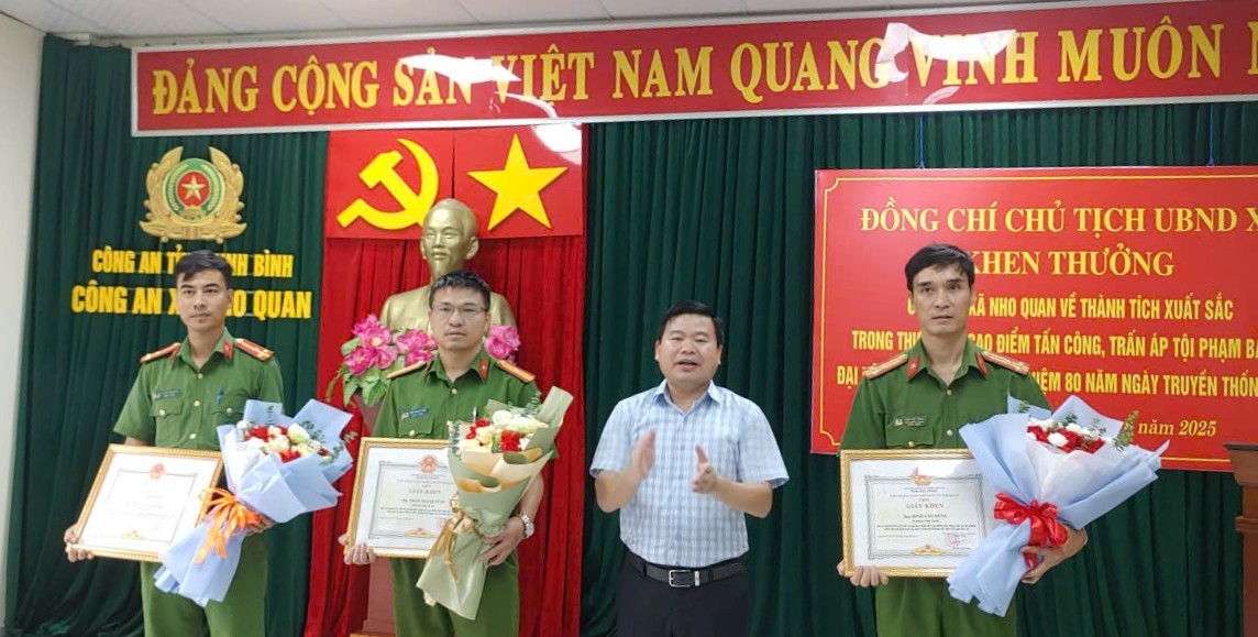 Nho Quan khen thưởng Công an xã vì có thành tích xuất sắc trấn áp tội phạm