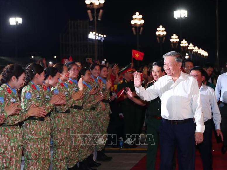 Tổng Bí thư Tô Lâm, Bí thư Quân ủy Trung ương tham dự Chương trình cầu truyền hình chính luận nghệ thuật “Dưới cờ vinh quang” ở điểm cầu Hà Nội - Ảnh: TTXVN Tổng Bí thư Tô Lâm, Bí thư Quân ủy Trung ương tham dự Chương trình cầu truyền hình chính luận nghệ thuật “Dưới cờ vinh quang” ở điểm cầu Hà Nội - Ảnh: TTXVN