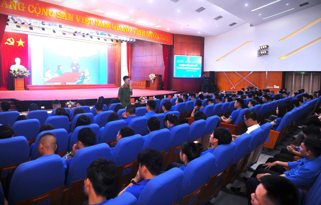 Cán bộ phòng cảnh sát điều tra tội phạm về ma túy (Công an tỉnh Quảng Ninh) tuyên truyền phòng, chống ma túy tại Công ty than Uông Bí-TKV.