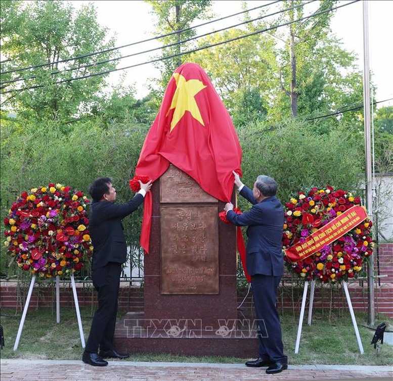 Tổng Bí thư Tô Lâm thực hiện nghi thức khánh thành tượng đài Chủ tịch Hồ Chí Minh tại Đại sứ quán Việt Nam - Ảnh: TTXVN