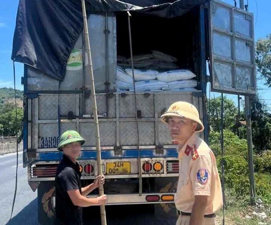 Công an Hà Tĩnh phát hiện xe tải chở khoảng 35 tấn đường trắng không rõ nguồn gốc xuất xứ vào ngày 9/8.