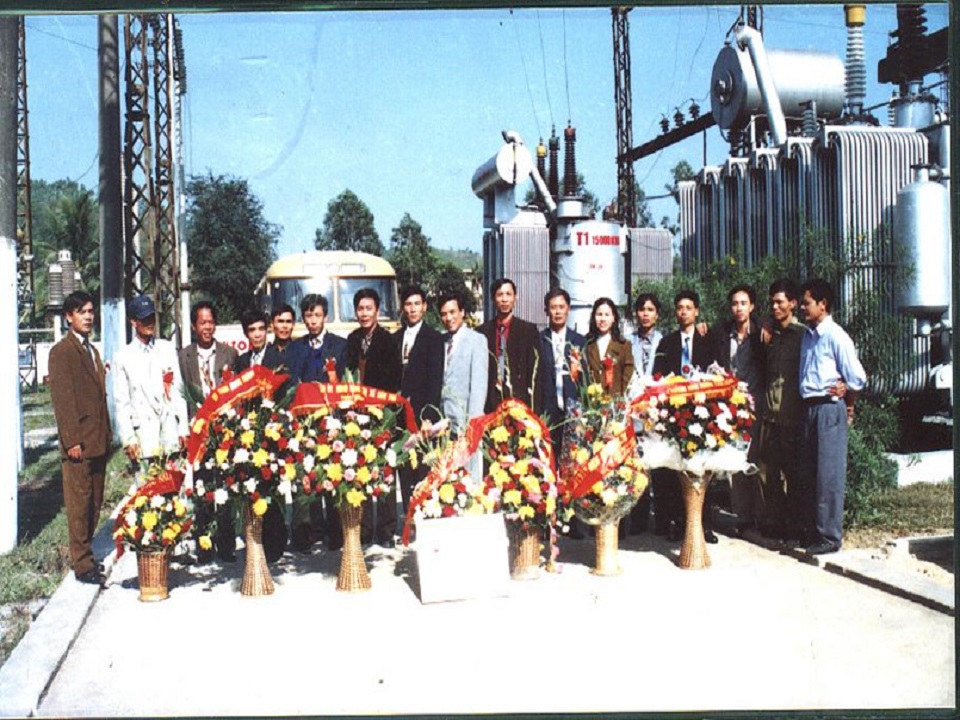 Tháng 10/2000, CBCNV trạm 110 kV Mông Dương vui mừng đón nhận phần thưởng cao quý - Huân chương Lao động Hạng 3