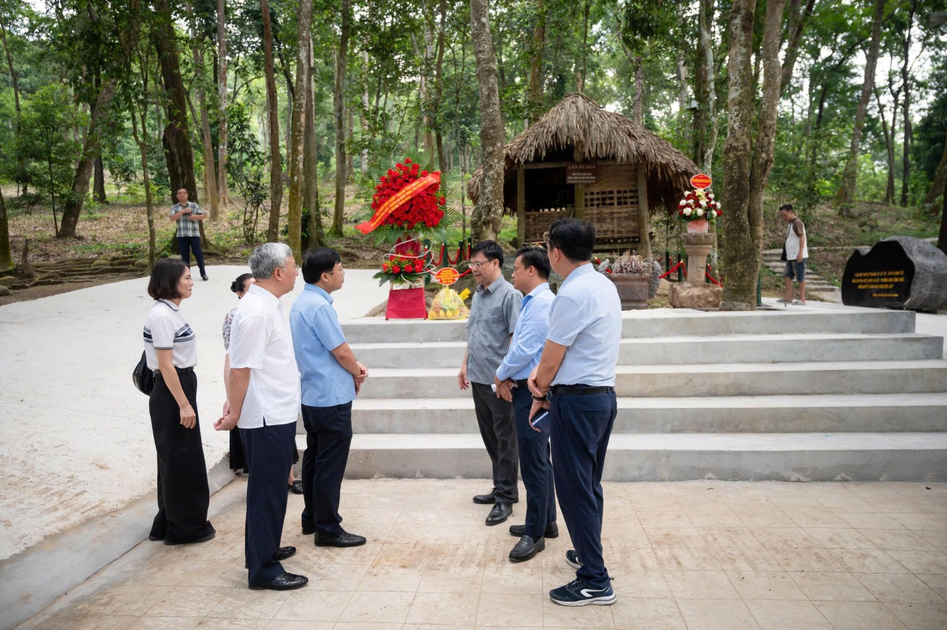 Đoàn khảo sát tại Lán Nà Nưa, xã Tân Trào, tỉnh Tuyên Quang. Ảnh: Phạm Thắng/Báo Đại biểu nhân dân Đoàn khảo sát tại Lán Nà Nưa, xã Tân Trào, tỉnh Tuyên Quang. Ảnh: Phạm Thắng/Báo Đại biểu nhân dân