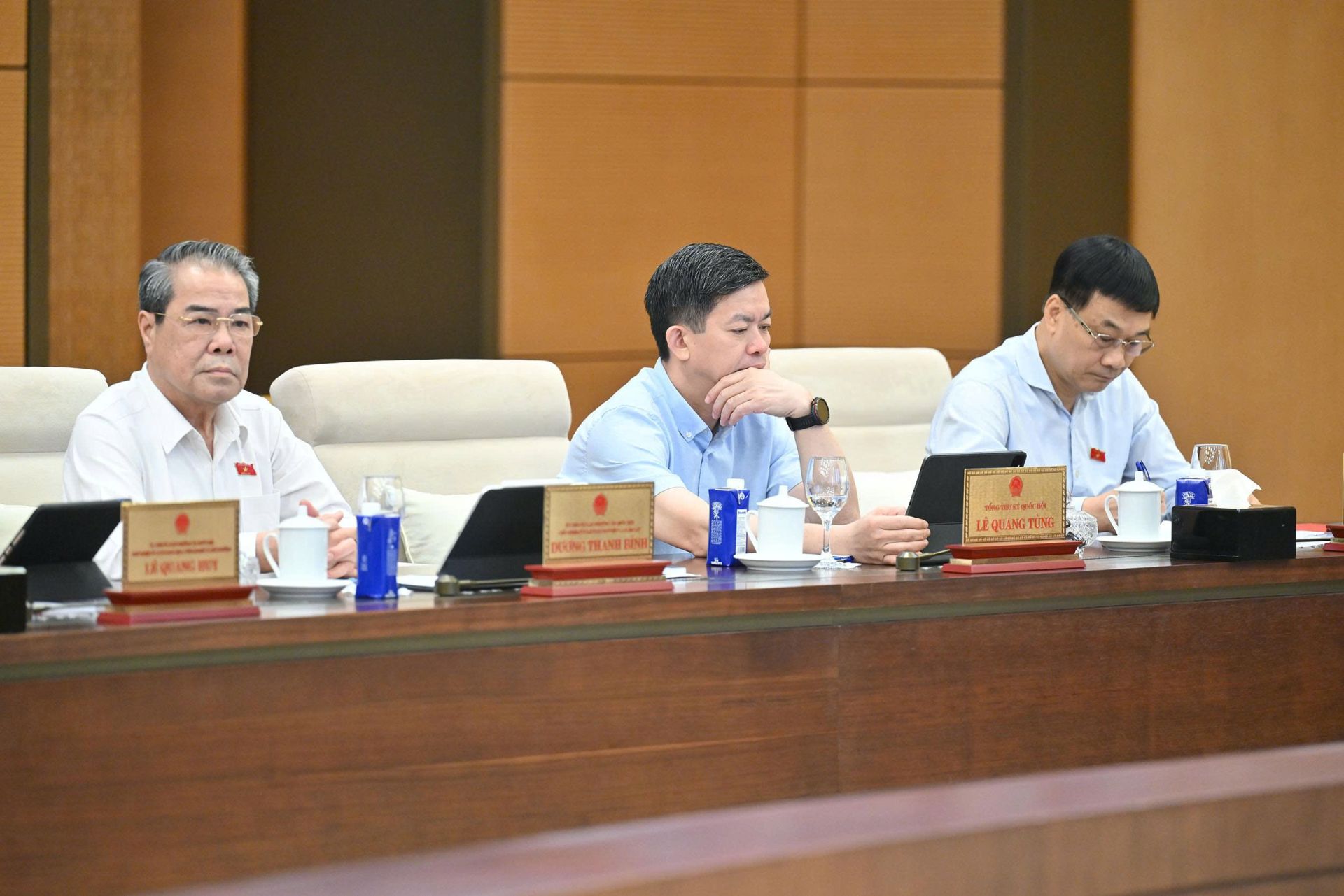 Phó Chủ tịch Quốc hội Vũ Hồng Thanh và các đại biểu tham dự phiên họp. Ảnh Cao Hoàng - Thế Anh Phó Chủ tịch Quốc hội Vũ Hồng Thanh và các đại biểu tham dự phiên họp. Ảnh Cao Hoàng - Thế Anh