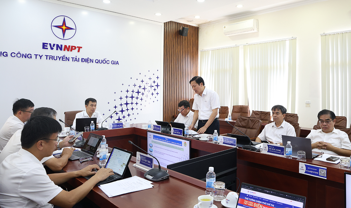 Đồng chí Trịnh Tuấn Sơn – Chủ tịch Công đoàn EVNNPT báo cáo tại buổi làm việc