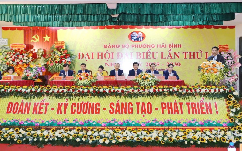 Đại biểu biểu quyết thông qua Nghị quyết Đại hội. Đại biểu biểu quyết thông qua Nghị quyết Đại hội.