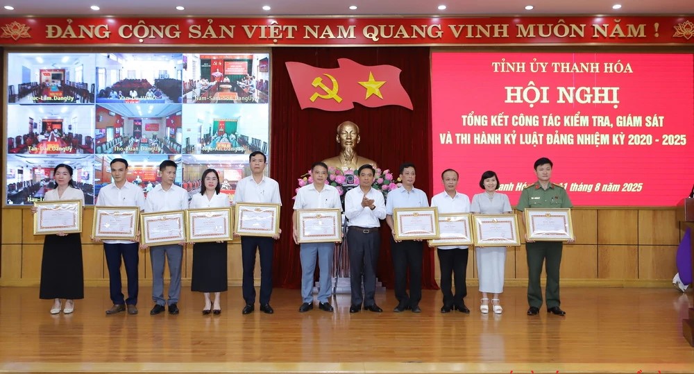 Bí thư Tỉnh ủy Nguyễn Doãn Anh trao Bằng khen của Ban Thường vụ Tỉnh ủy tặng các cá nhân có thành tích xuất sắc trong công tác kiểm tra, giám sát và thi hành kỷ luật đảng, nhiệm kỳ 2020-2025.