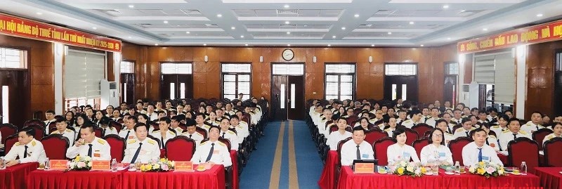 Các đại biểu biểu quyết tại Đại hội. Các đại biểu biểu quyết tại Đại hội.