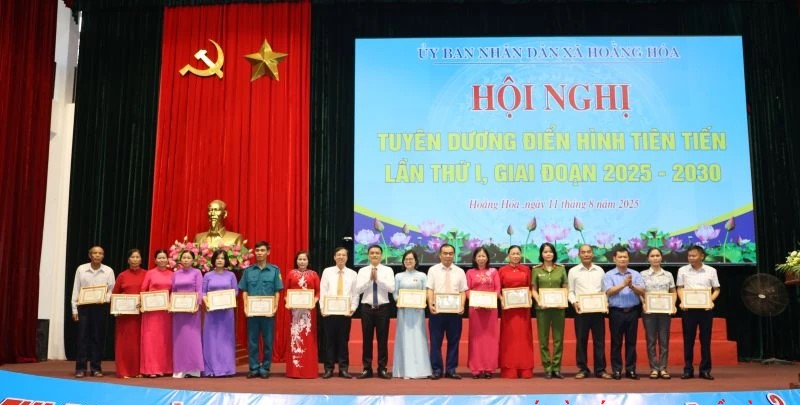 Xã Hoằng Hoá tuyên dương các tập thể, cá nhân điển hình tiên tiến trong các phong trào thi đua