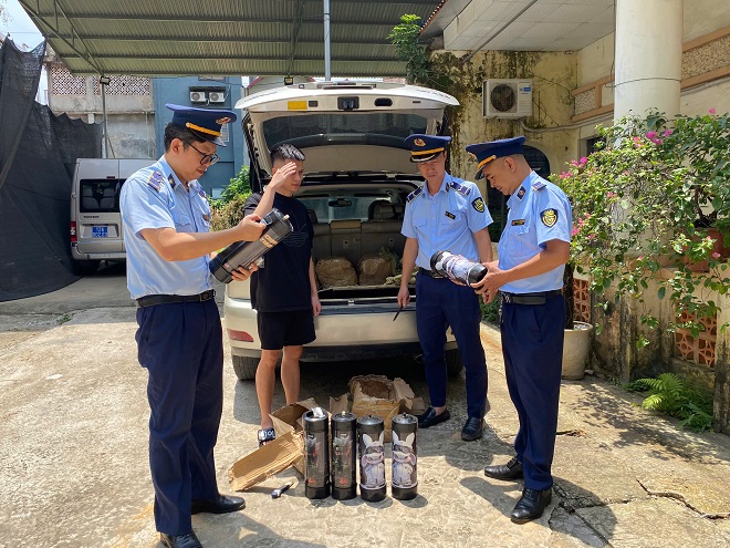 Kiểm tra phương tiện, phát hiện gần 1 tạ bình khí N2O lậu tại Lạng Sơn