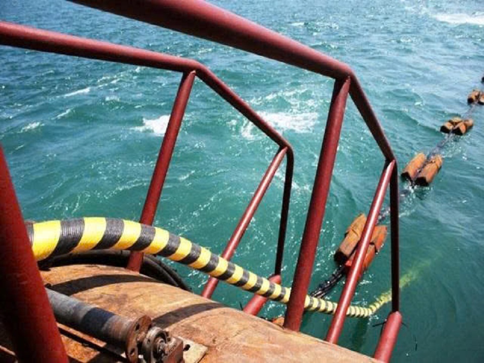 Những mét cáp điện ngầm 22kV được đơn vị thi công rải xuống biển trên đoạn Ba Mùn - Cô Tô