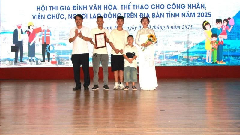 Ông Đào Xuân Yên, Ủy viên Ban Thường vụ Tỉnh ủy, Trưởng ban Tuyên giáo và Dân vận Tỉnh ủy trao giải cho đội xuất sắc giành giải Nhất.