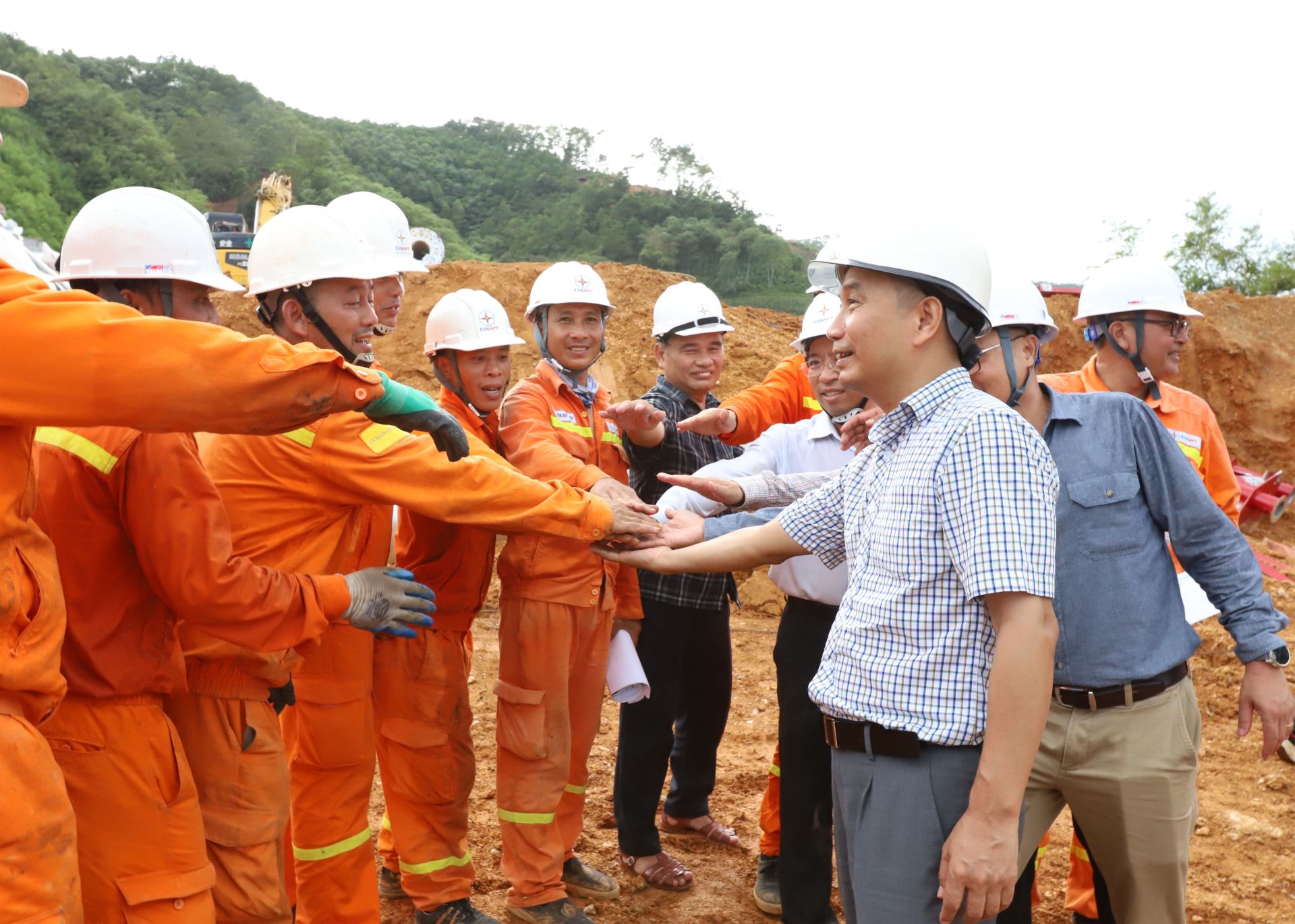 Lãnh đạo Đảng ủy và Công đoàn EVNNPT kiểm tra, chỉ đạo công tác thi công và động viên tinh thần CBCNV PTC3 tại hiện trường Lãnh đạo Đảng ủy và Công đoàn EVNNPT kiểm tra, chỉ đạo công tác thi công và động viên tinh thần CBCNV PTC3 tại hiện trường