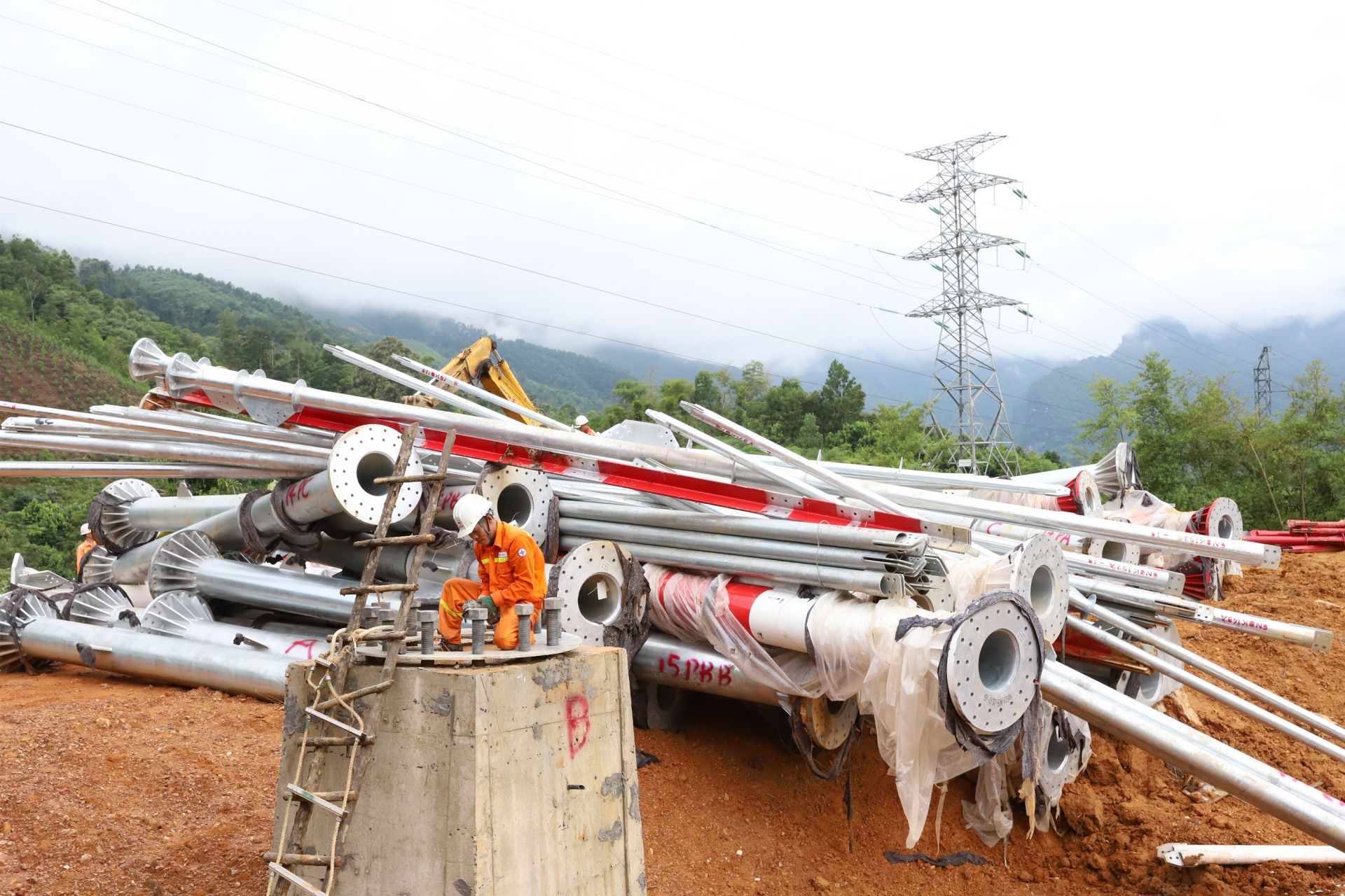 Tinh thần mạch 3 đang lan tỏa trên công trường thi công đường dây 500kV Lào Cai - Vĩnh Yên Tinh thần mạch 3 đang lan tỏa trên công trường thi công đường dây 500kV Lào Cai - Vĩnh Yên