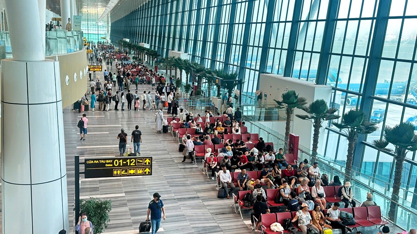 Nhà ga hành khách T3 Cảng HKQT Tân Sơn Nhất góp phần giải tỏa đáng kể áp lực lên nhà ga hiện hữu, đồng thời nâng cao năng lực và chất lượng dịch vụ hàng không tại một trong những cảng hàng không sôi động nhất cả nước Nhà ga hành khách T3 Cảng HKQT Tân Sơn Nhất góp phần giải tỏa đáng kể áp lực lên nhà ga hiện hữu, đồng thời nâng cao năng lực và chất lượng dịch vụ hàng không tại một trong những cảng hàng không sôi động nhất cả nước