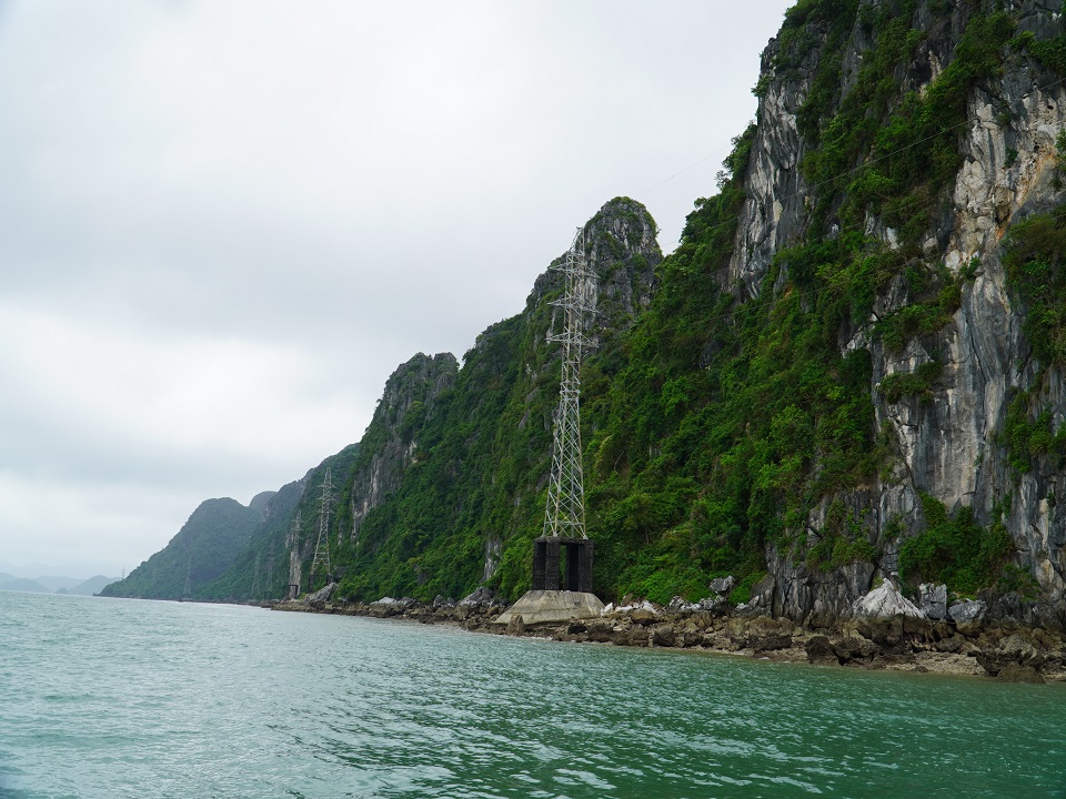 Đường dây 22 kV trên không vượt các đảo đưa điện ra đảo Cô Tô