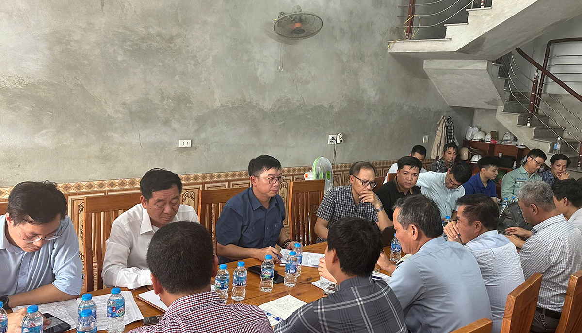 Tổng giám đốc EVNNPT Phạm Lê Phú chủ trì họp điều độ và nghe báo cáo tiến độ triển khai dự án